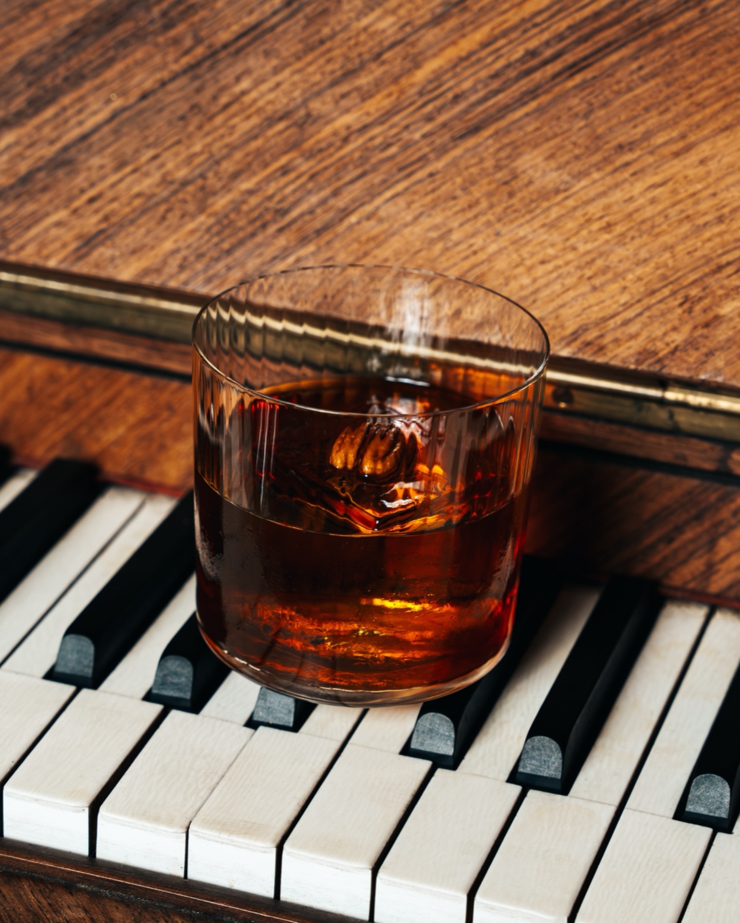 The Hatter's Old Fashioned in tumbler op vintage piano-toetsen in WonderBar Genk