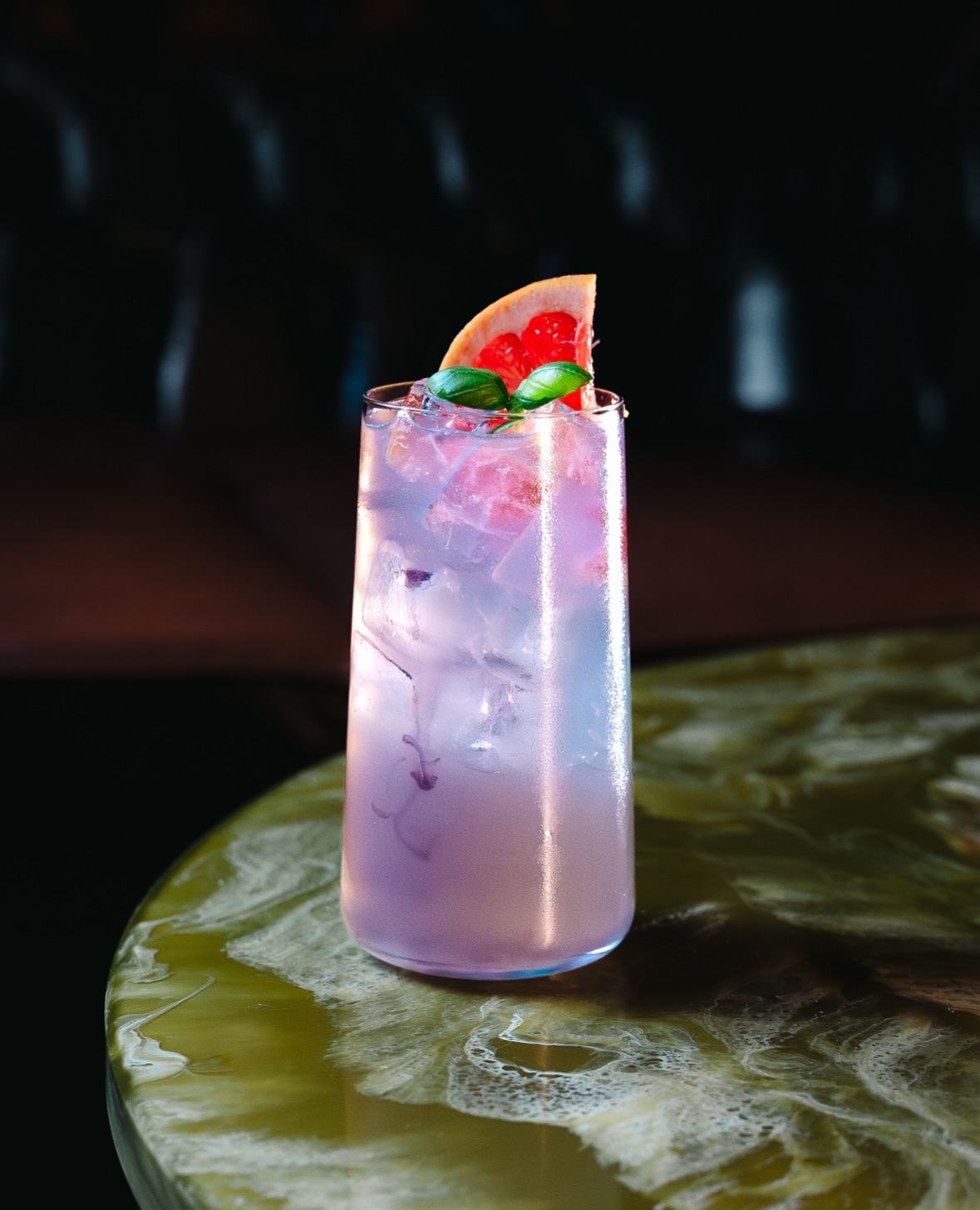 Hendrick's & Tonic met grapefruit, basilicum en violet-infusie in highball in WonderBar Genk