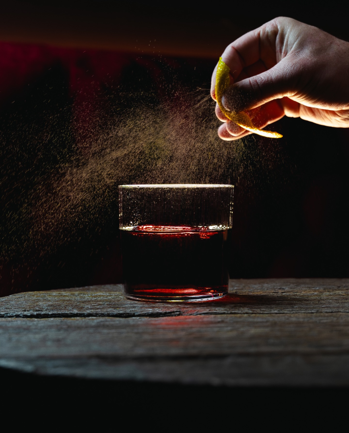 Negroni in tumbler met sinaasappel-twist en spray in WonderBar Genk
