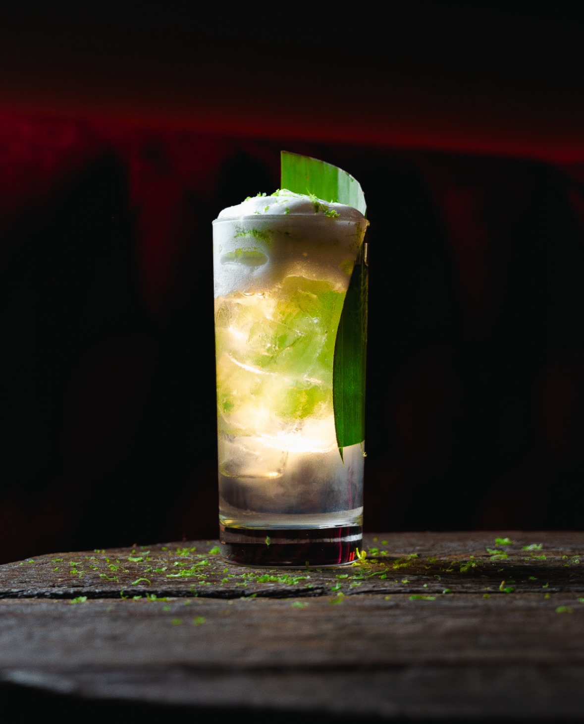 Off With Their Heads Colada in highball met banana-leaf garnish in WonderBar Genk