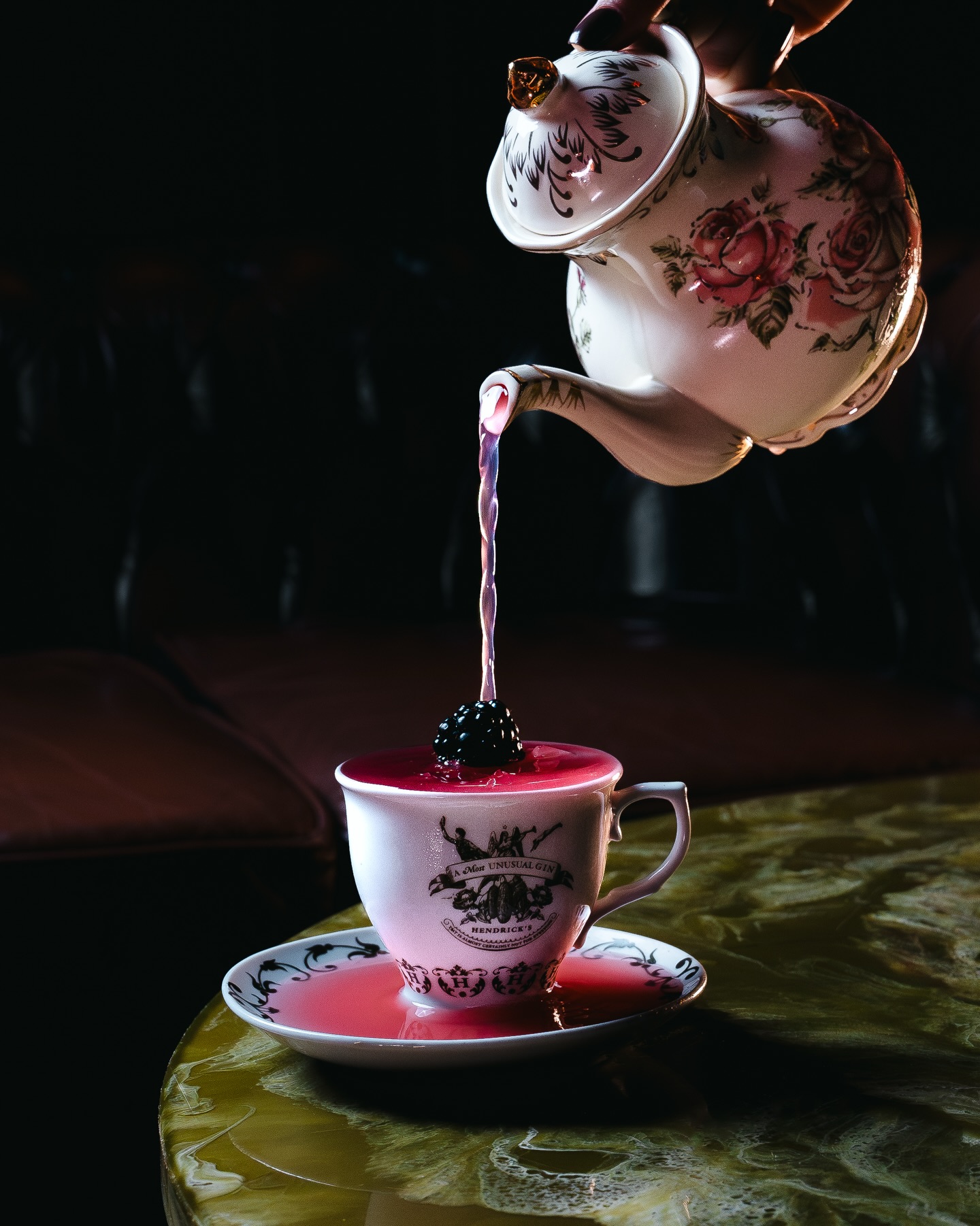 Tea Time cocktail in Hendrick's-bekertje, geserveerd uit een bloemig theepot met blackberry in WonderBar Genk