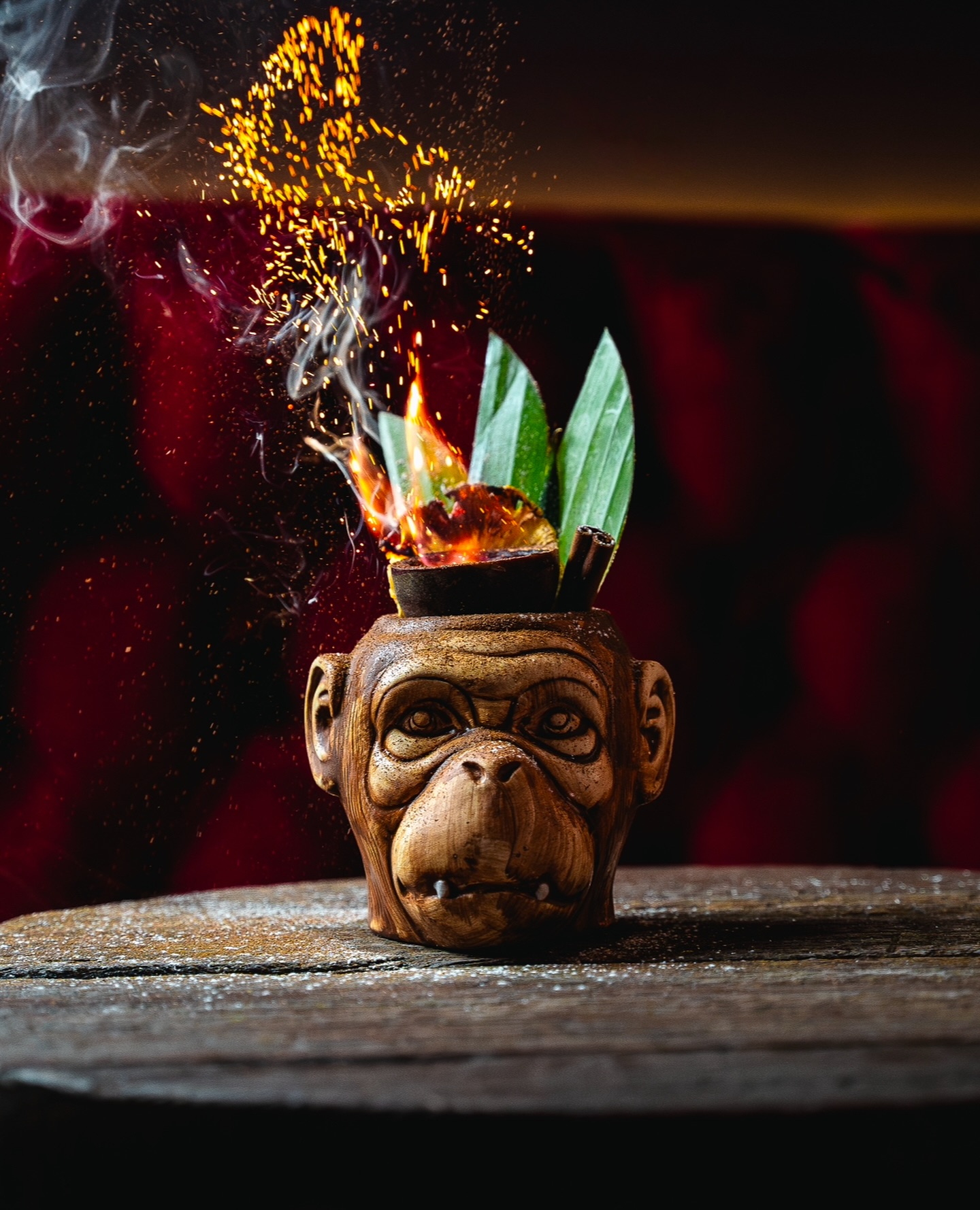 Zombie From Wonderland in aap-vormige tiki-mok met vlam en groene bladeren in WonderBar Genk