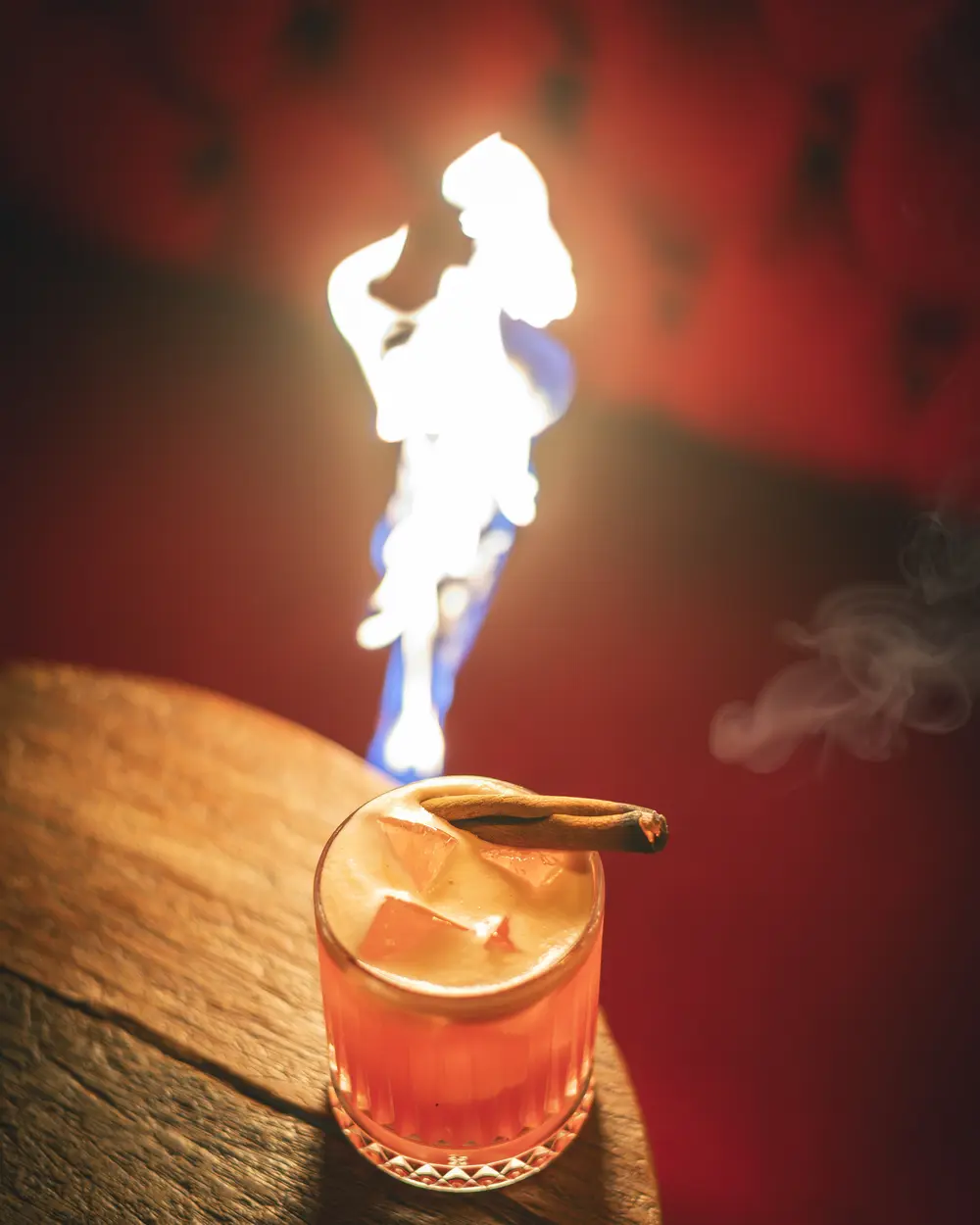 Cherry Tree Sour met brandend kaneelstokje en vlam boven het glas in WonderBar Genk